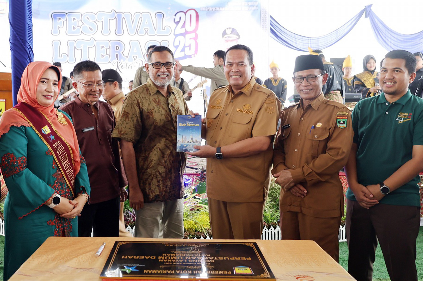 Wali Kota Pariaman Yota Balad membuka Festival Literasi 2025 di Perpustakaan Daerah. Digelar selama tiga hari, 24&ndash;26 November 2025.