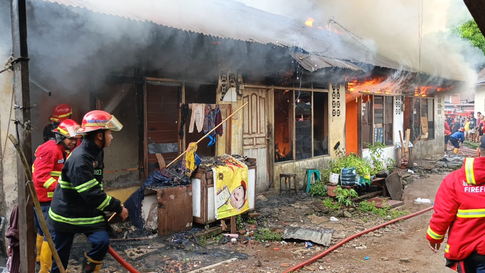 Empat rumah kontrakan di Alang Laweh, Padang Selatan terbakar. Kerugian capai Rp400 juta, 75 personel damkar dikerahkan, tidak ada korban jiwa, Senin (24/11/2025).