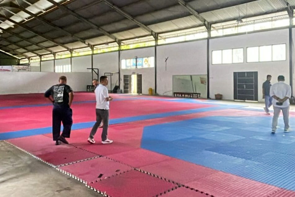 Tim KONI Sumbar meninjau GOR Beladiri di Kawasan GOR Haji Agus Salim Padang, Senin (24/11/2025). (Foto KONI Sumbar)