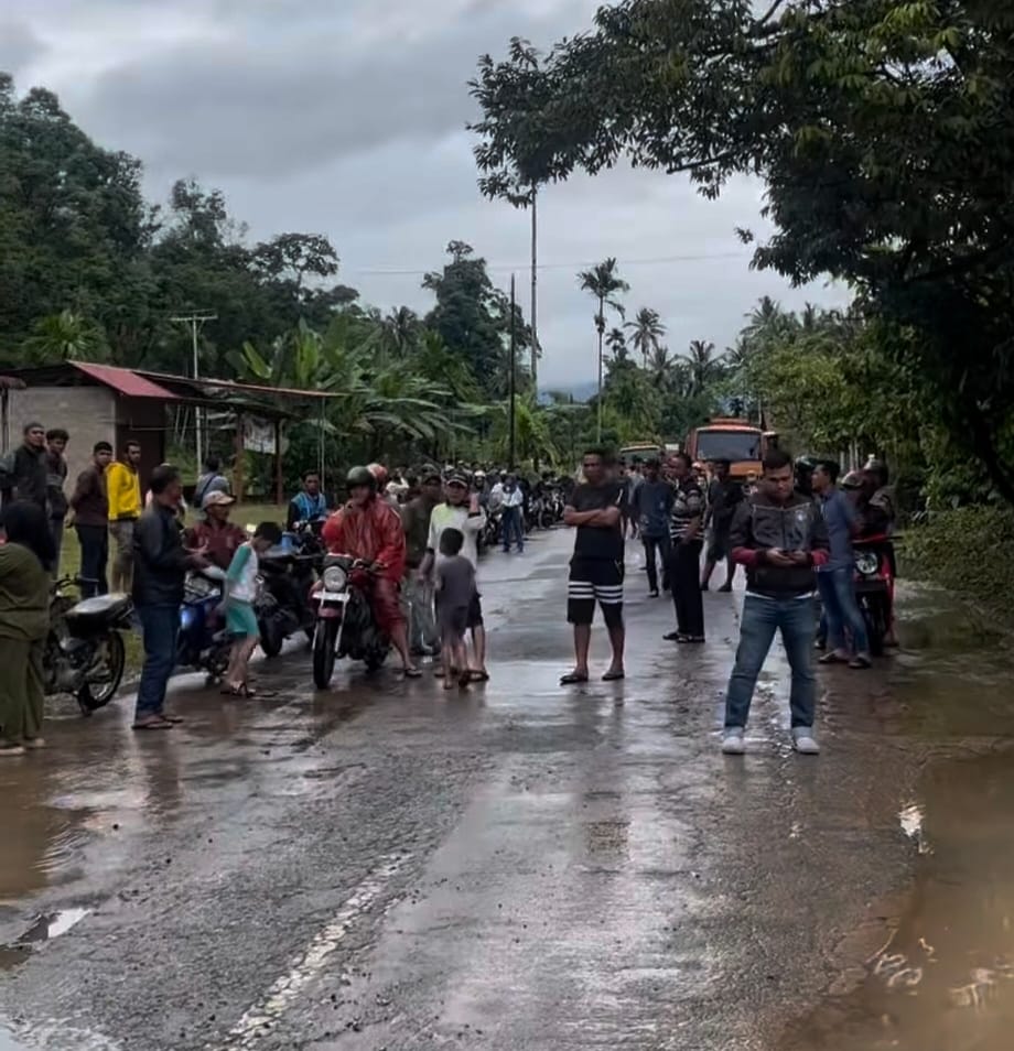 Banjir di Nagari Duku Utara, Pessel, membuat jalan Padang&ndash;Painan lumpuh total. Polisi imbau pengendara tidak memaksakan diri untuk melintas, Senin (24/11/2025).