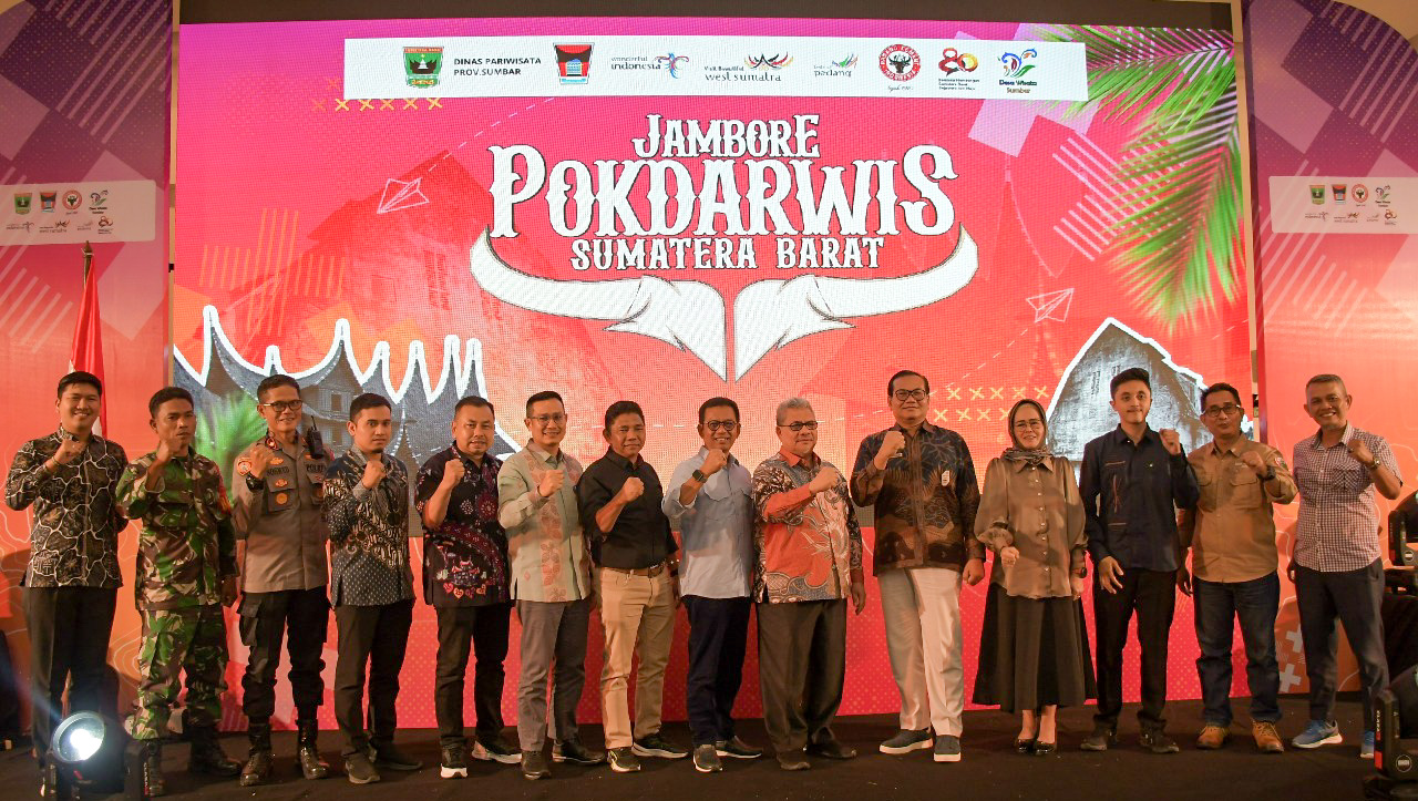 Ketua DPRD Provinsi Sumatera Barat, Muhidi (enam kanan), foto Bersama Kelompok Sadar Wisata (Pokdarwis) usai pembukaan Jambore Pokdarwis Sumbar 2025.