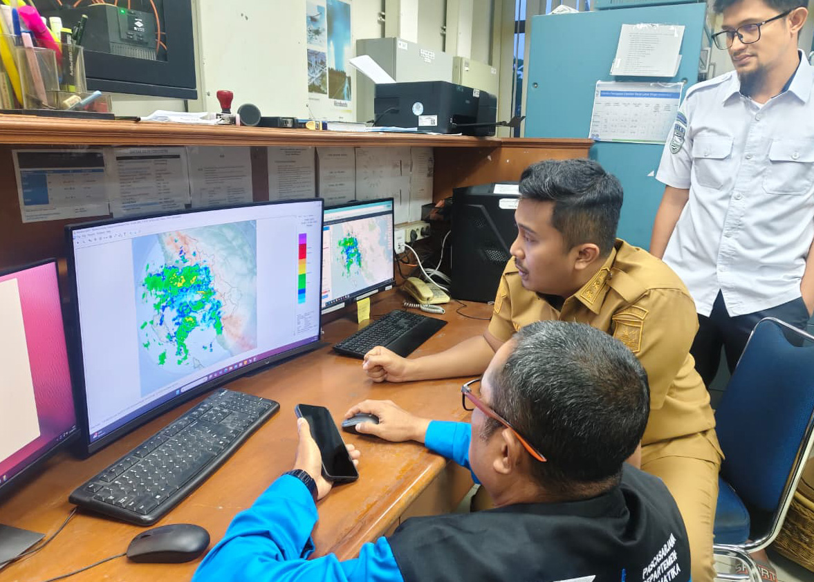 Wagub Sumbar minta BMKG Minangkabau perkuat koordinasi peringatan dini cuaca ekstrem untuk antisipasi banjir, longsor, dan gangguan transportasi.