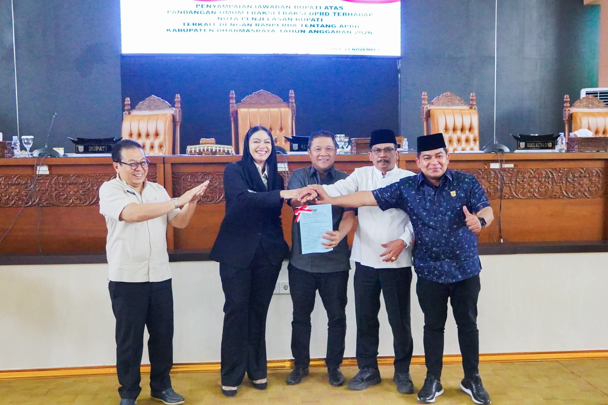 PARIPURNA: Bupati Dharmasraya Annisa Suci Ramadhani berfoto dengan jajaran DPRD usai menyampaikan jawaban atas Pandangan Umum Fraksi DPRD dalam rapat paripurna terkait penyusunan APBD 2026.