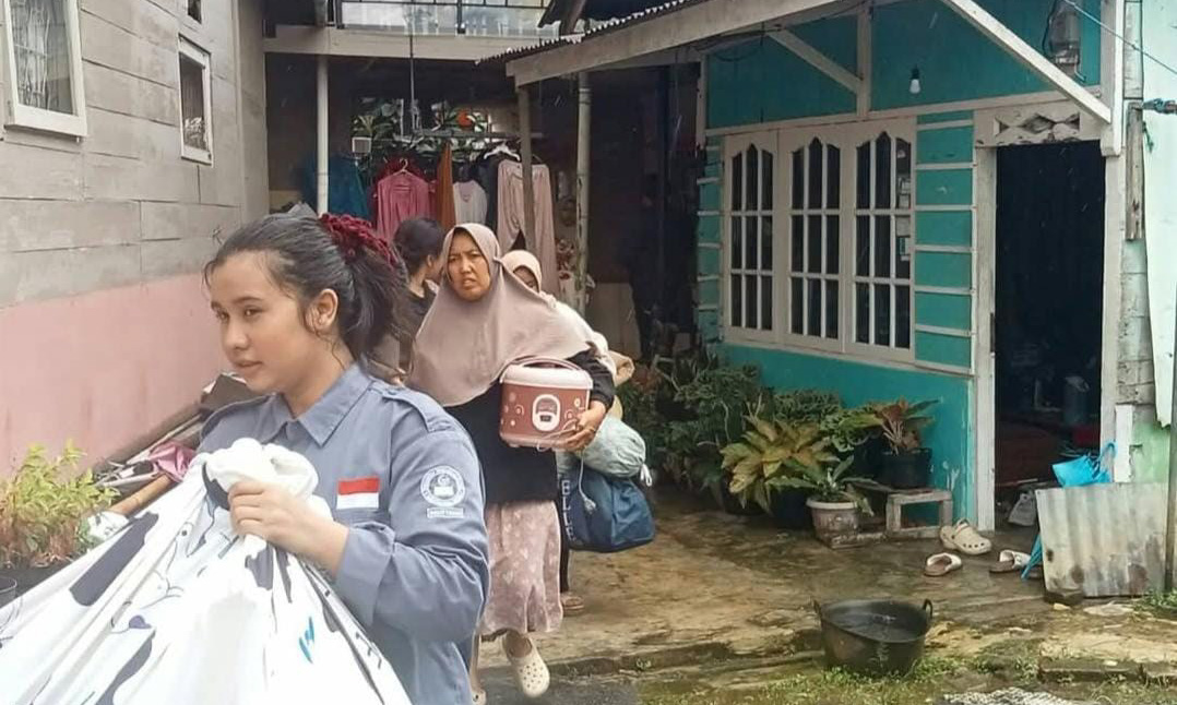 Tanah bergerak di Tebing Ngarai Bukittinggi berdampak pada 11 KK, Senin (24/11/2025). Sebanyak 68 warga dievakuasi ke lokasi aman, tanpa korban jiwa.
