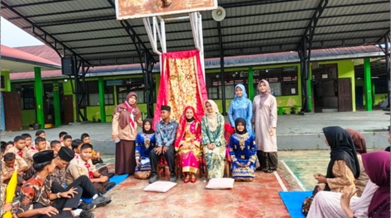 KREATIF : Proses adat minangkabau yang diperagakan pelajar SMPN 29 Padang.