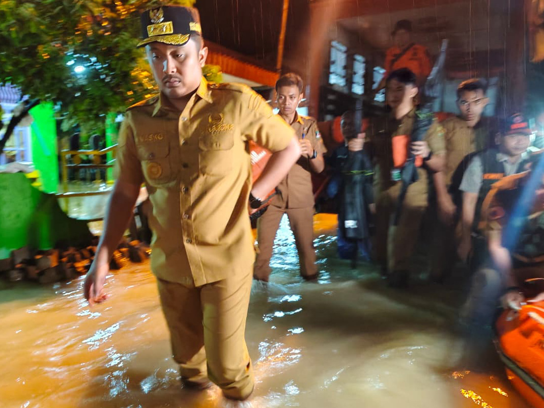 Vasko Ruseimy meninjau kondisi warga terdampak banjir di Nagari Kampung Galapung, Kecamatan Ulakan Tapakis, Padangpariaman, Senin (24/11/2025).