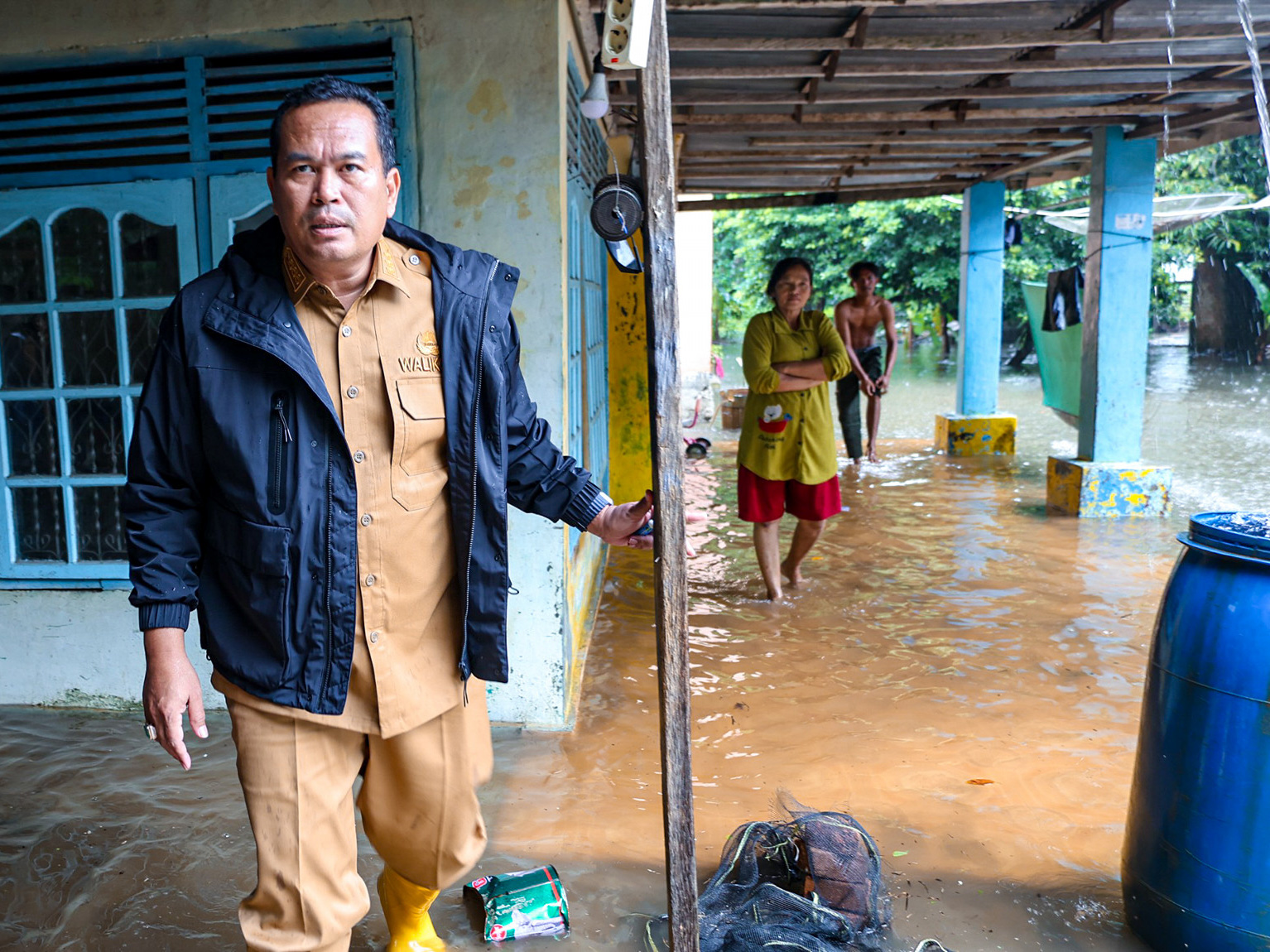 Wali Kota Pariaman Yota Balad meninjau beberapa lokasi rumah warga yang terdampak banjir, Senin (24/11/2025).