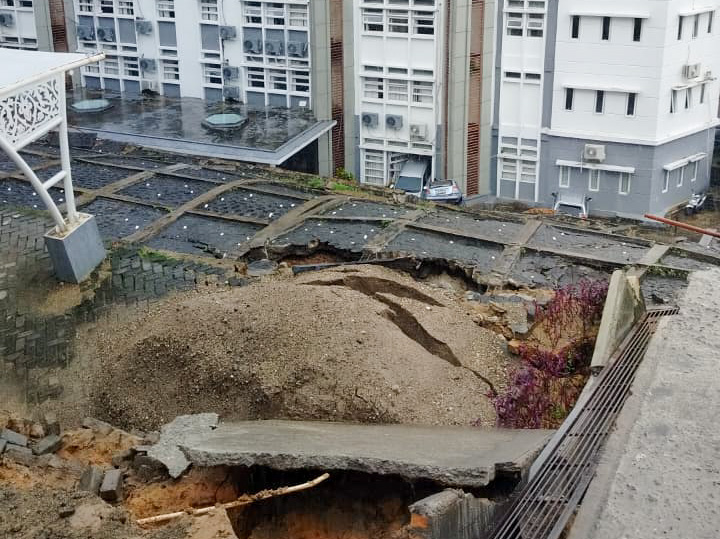 Longsor akibat hujan lebat melanda kompleks UIN Imam Bonjol Padang, menyebabkan bangunan gedung Fakultas FEBI miring dan terancam, Selasa siang (25/11/2025). (Foto: BPBD Padang)