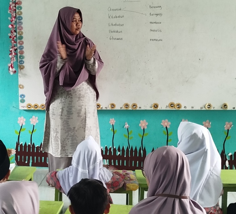 PROFESIONAL: Epi Setyawati, salah seorang guru pendamping pada pendidikan inklusi di SD Islam Terpadu Yayasan Andalas Cendekia, Dharmasraya, beberapa waktu lalu.