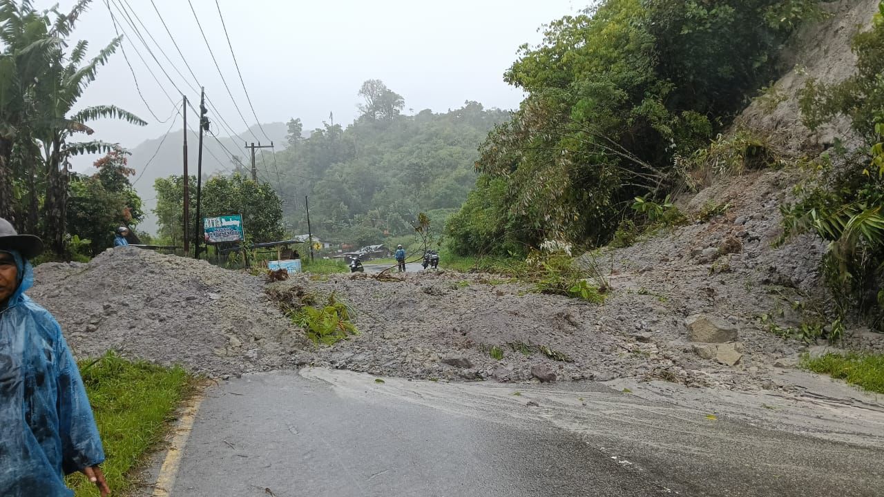 CUACA EKSTREM: Akses jalan Padang-Bukittinggi via Malalak lumpuh akibat tertutup longsor di Balingka, kemarin.