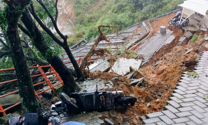 Sejumlah kendaraan roda dua dan roda empat yang berada di sekitar area terdampak dilaporkan ikut terkena imbas.