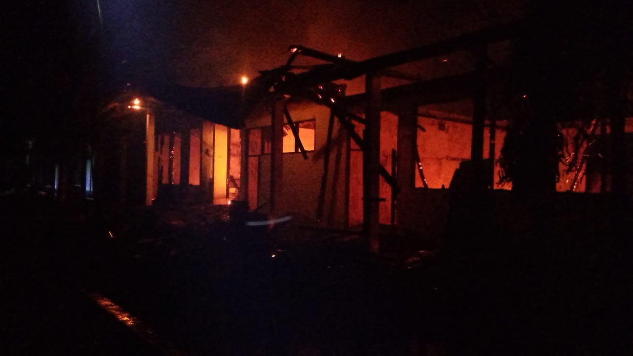 Kebakaran SMAN 1 Singkarak, Selasa (25/11/2025) dini hari. Delapan ruangan, termasuk gudang dan kantor, hangus. (Foto: Damkar Kabupaten Solok)