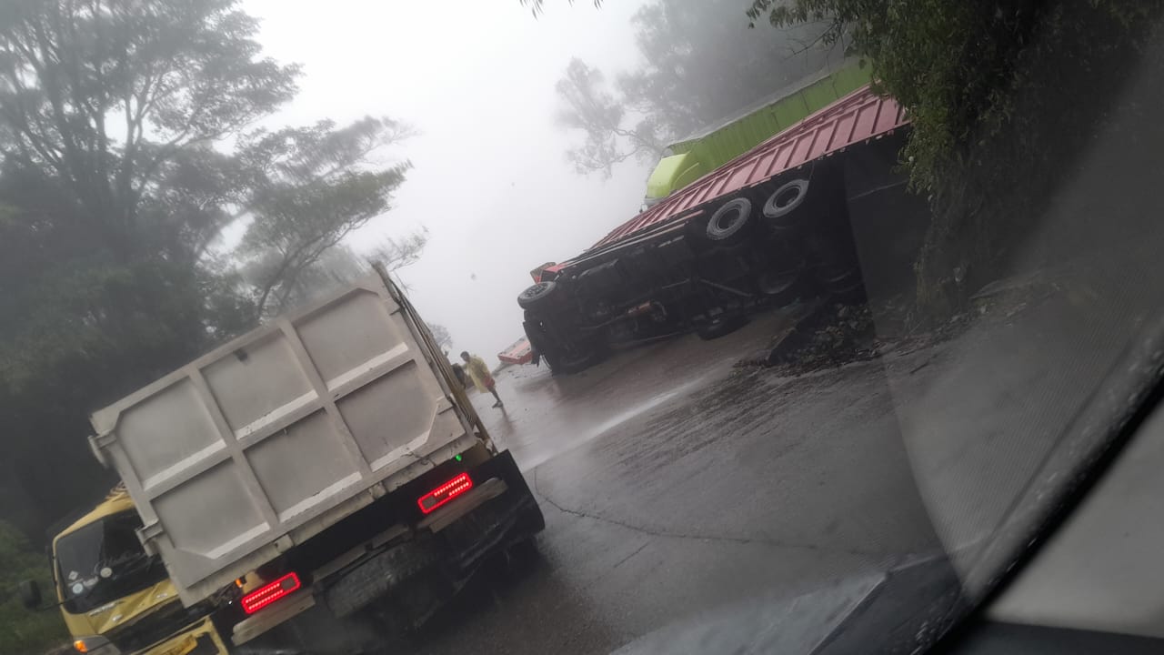 Kecelakaan truk di Kelok Banto, Sitinjaulauik, Kota Padang, Selasa (25/11/2025).