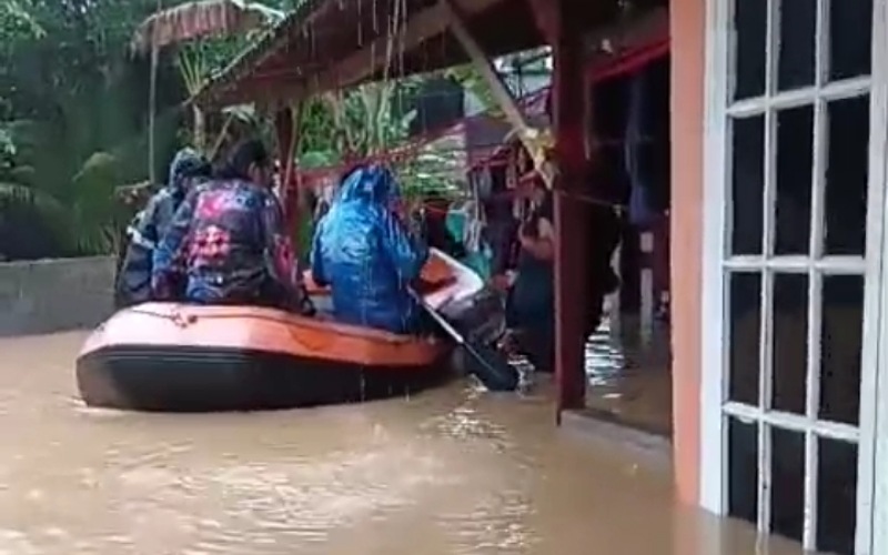 Evakuasi warga kompleks di Tabiang Banda Gadang, Nanggalo, Padang, yang terjebak banjir, Selasa pagi (25/11/2025). (Dok)
