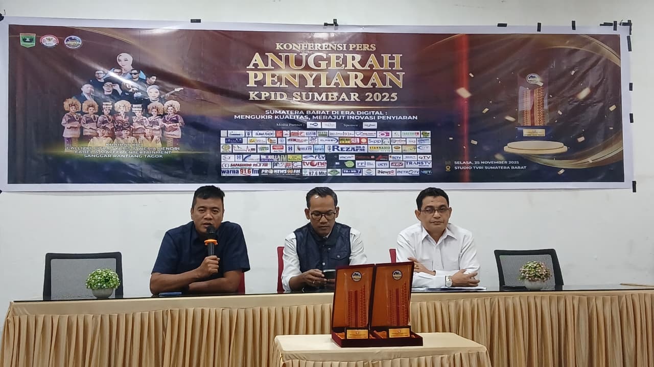 INFORMASI: Komisioner KPID Sumbar menggelar konferensi pers terkait Anugerah KPID Sumbar 2025 yang mendorong peningkatan kualitas lembaga penyiaran di Sumbar.