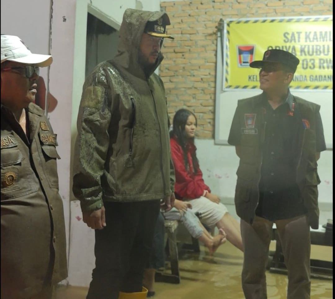 Wali Kota Fadly Amran tinjau kawasan perumahan Tabiang Banda Gadang, Kecamatan Nanggalo, yang dilaporkan terdampak banjir sebanyak 45 kepala keluarga (KK).(Foto: Prokopim)