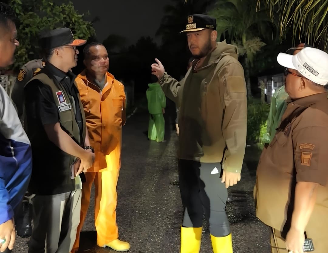 Wali Kota Fadly Amran meninjau warga terdampak banjir di Padang.(Foto: Prokopim)