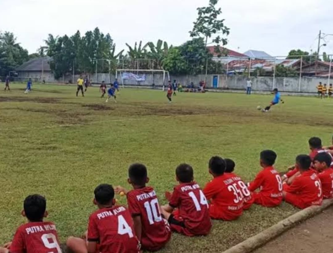 Aksi pemain kelompok usia dini dalam pertandingan Padek Cup yang digelar di Padang tahun lalu. (Foto: Dok.Padek)