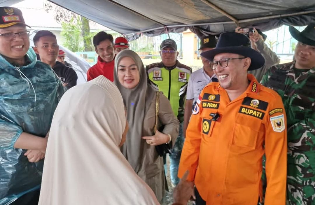 Bupati Eka Putra berbincang dengan warga terdampak banjir saat peninjauan di Tanahdatar.(Foto: Prokopim)