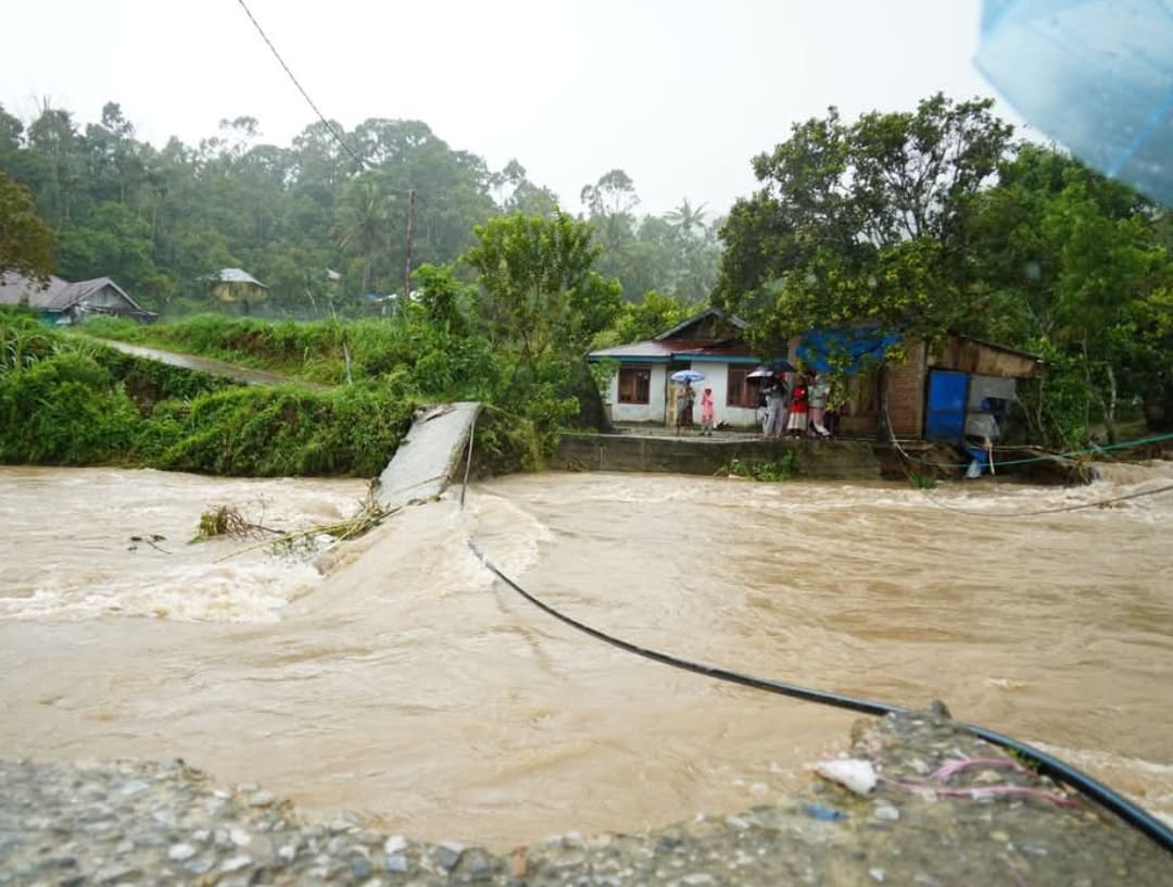 Jembatan putus di Nagari Tambangan, Tanahdatar, akibat banjir yang meluapkan aliran sungai pada Selasa (25/11/2025).(Foto: Prokopim)