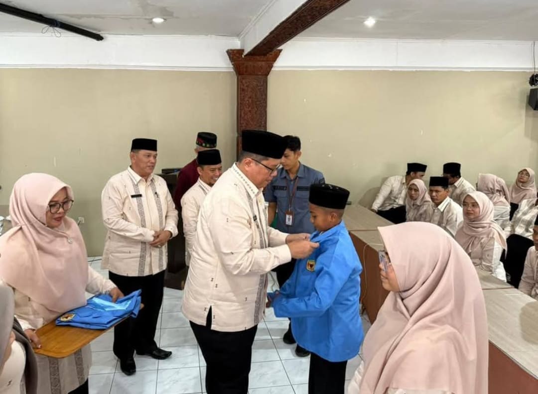 Wabup Ahmad Fadly mengukuhkan 145 kafilah Tanahdatar usai penutupan TC jelang MTQ Nasional XLI Sumbar di Bukittinggi.(Foto: Prokopim)