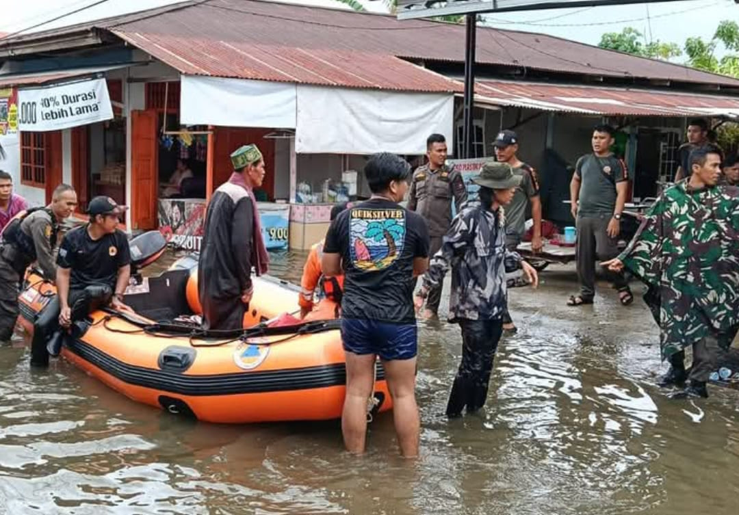 Tim BPBD mengevakuasi warga dari kawasan banjir di Padang.(Foto: BPBD)