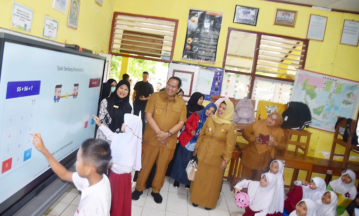 Wali Kota Pariaman Yota Balad meninjau langsung proses belajar mengajar menggunakan smartboard di SDN 01 Koto Marapak dan SDN 11 Koto Marapak, Selasa (25/11/2025).