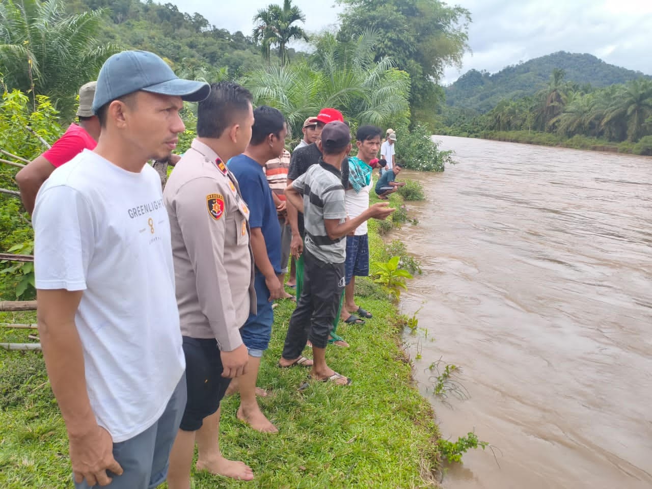 PENCARIAN: Kapolsek Lengayang, Iptu AA Reggy, bersama masyarakat dan tim BPBD Pessel saat menelusuri aliran Sungai Batang Kambang untuk mencari warga yang hanyut.