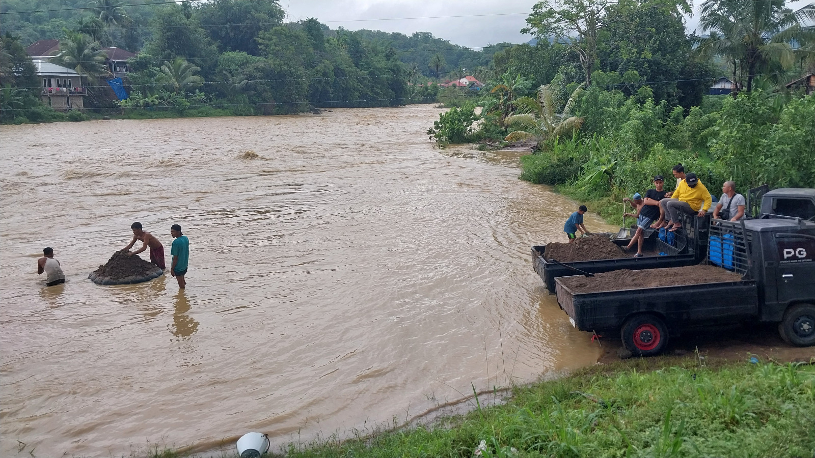 Sejumlah penambang pasir di aliran Batang Kuranji tetap bekerja meskipun debit air mengalami peningkatan akibat cuaca buruk, kemarin.