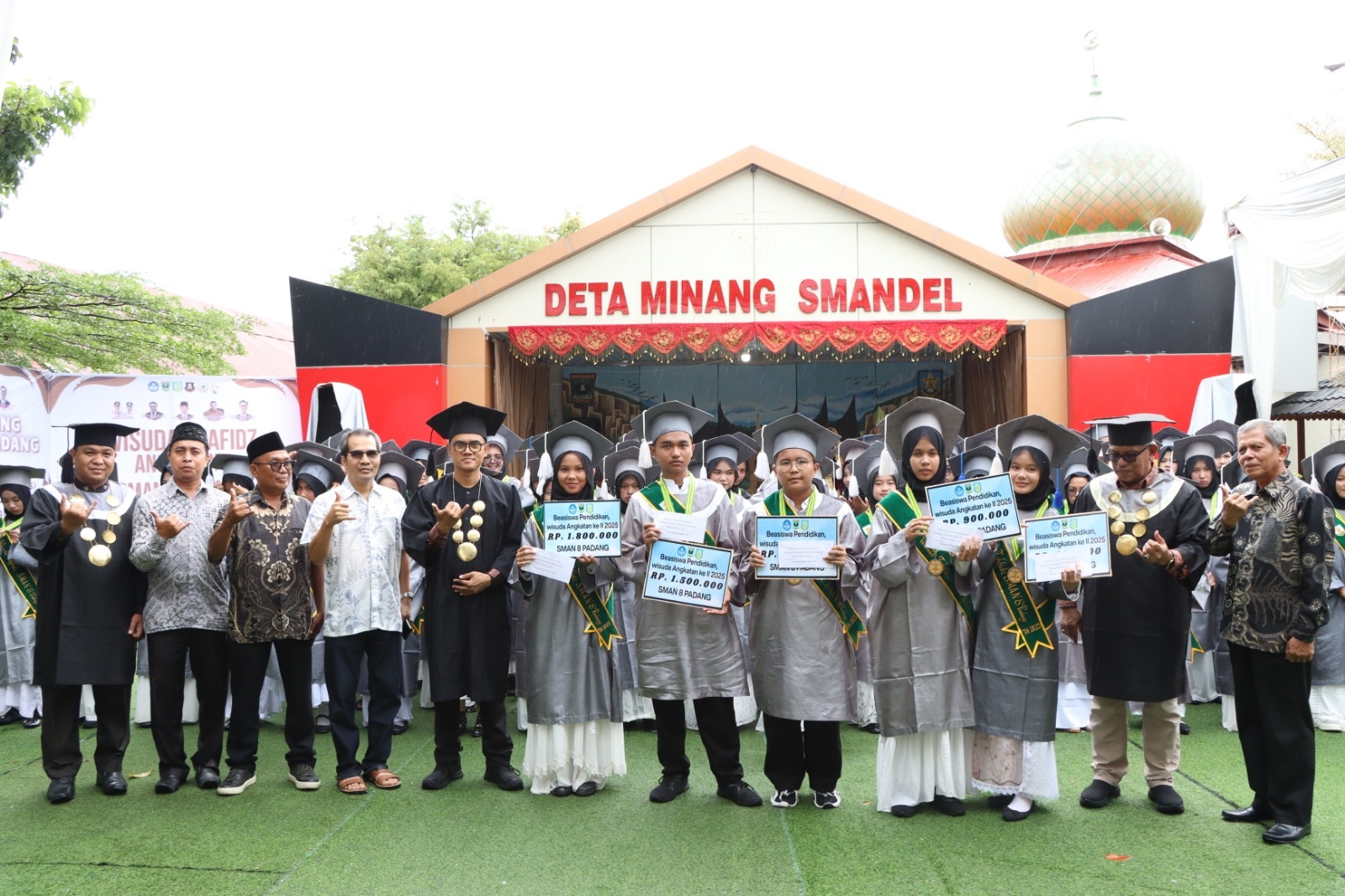 GENERASI ISLAMI : SMAN 8 Padang ketika menggelar wisuda tahfiz yang dilaksanakan di lingkungan sekolah.