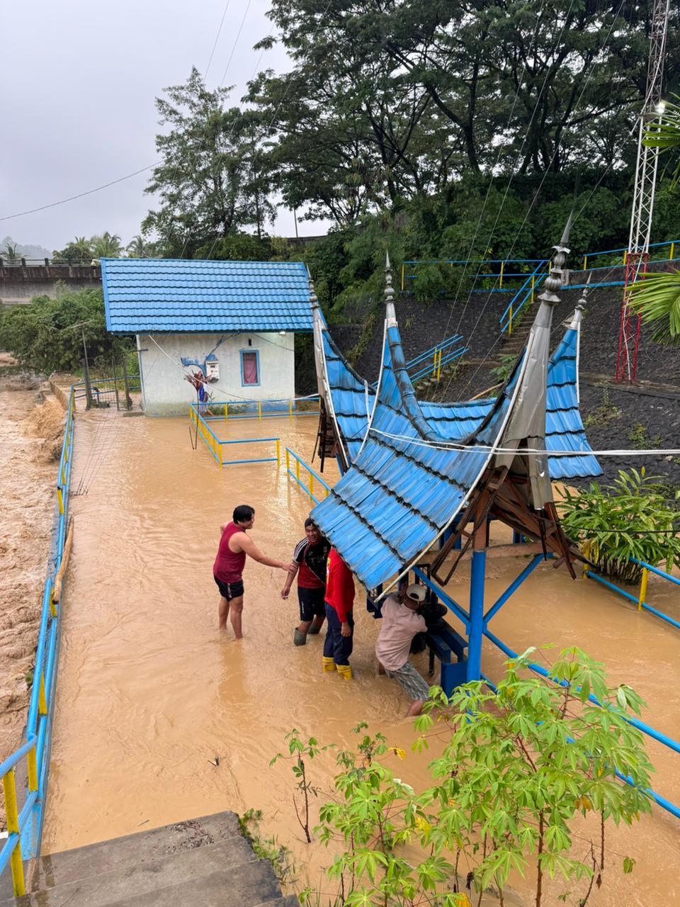 Petugas berjibaku membersihkan intake PDAM dari sedimen yang dihanyutkan arus sungai Selasa (25/11).