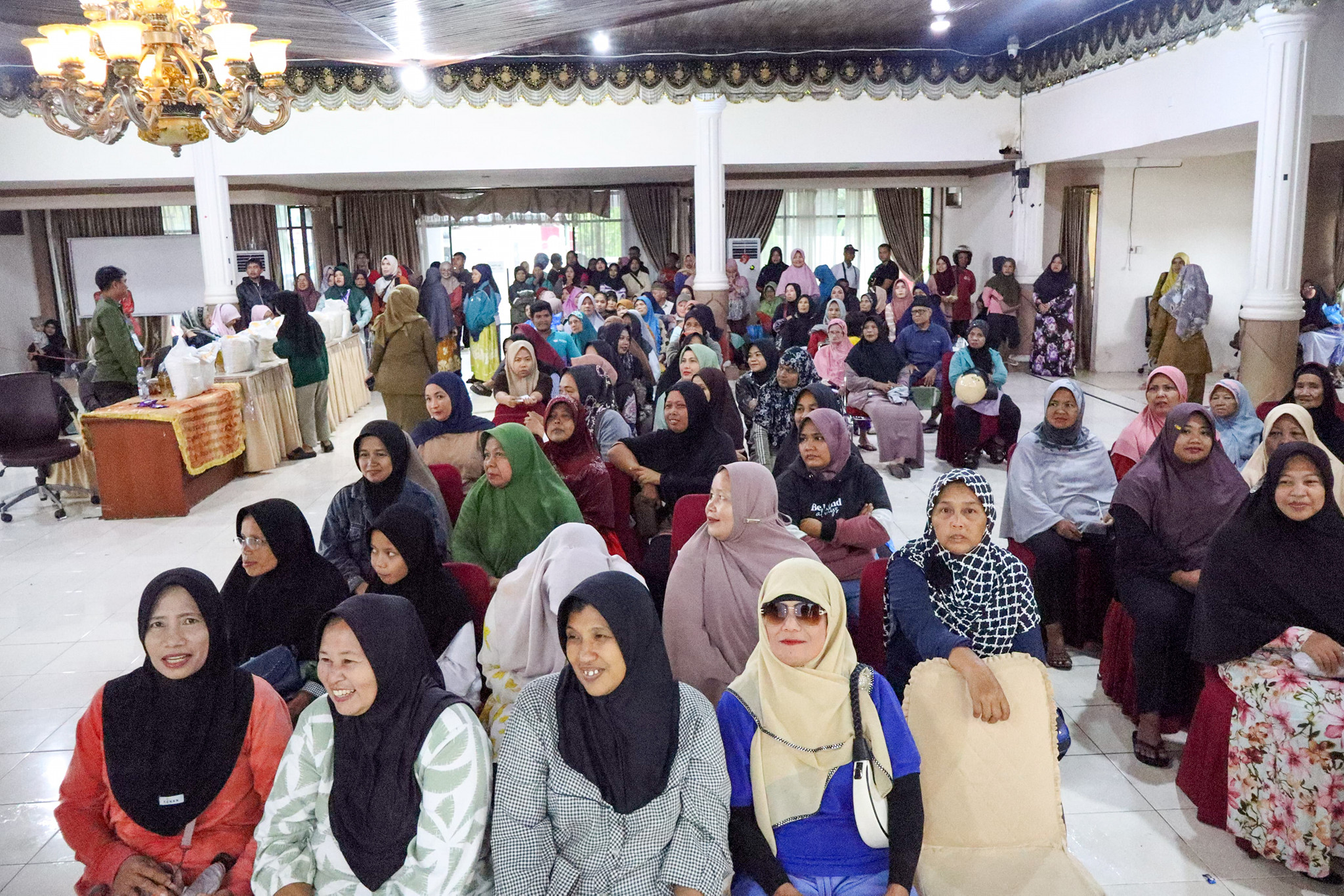 Pemko Pariaman salurkan beras dan minyak goreng gratis kepada 5.279 KPM untuk periode Oktober&ndash;November 2025.