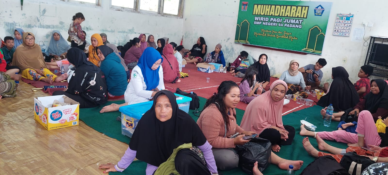 Warga di kawasan Batu Busuak, Kelurahan Lambuang Bukik, Kecamatan Pauh, Padang, mengungsi SMPN 44, Selasa (25/11/2025).