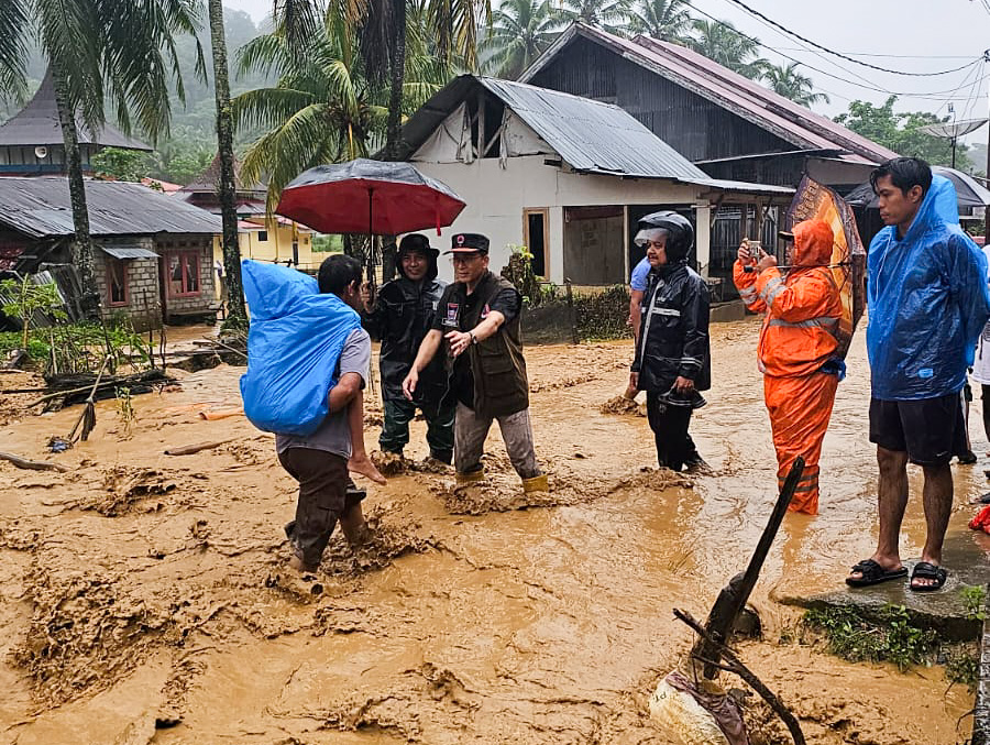 Sebanyak 50 KK terjebak banjir di kawasan Batu Busuk, Kota Padang, Selasa (25/11/2025) setelah hujan lebat. (Foto: BPBD Padang)