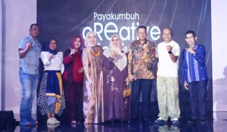 KOMPAK: Wakil Wali Kota Payakumbuh bersama Ketua Dekranasda dan jajaran tamu kehormatan berpose di panggung utama saat pembukaan Payakumbuh Creative Festival (PCF) 2025.
