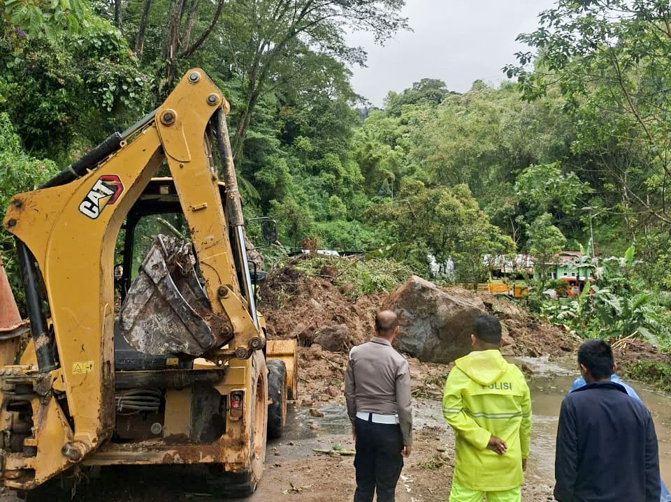 Jalan lintas Solok&mdash;Alahanpanjang di Jorong Kayu Jao belum bisa dilalui usai longsor, Selasa (25/11/2025). (Foto: Satlantas Polres Solok)