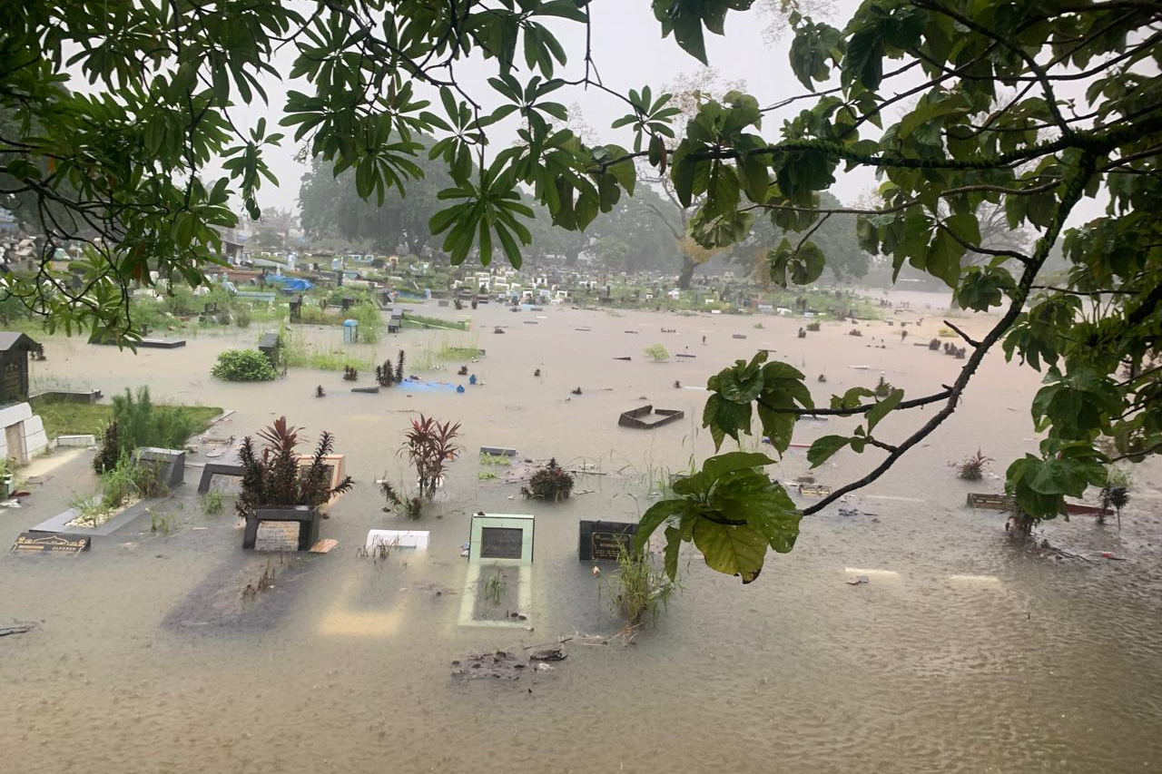 Area pemakaman di TPU Tunggulhitam, Kota Padang, terendam banjir Selasa pagi, (25/11/2025). (Foto: Randi/Padeks)