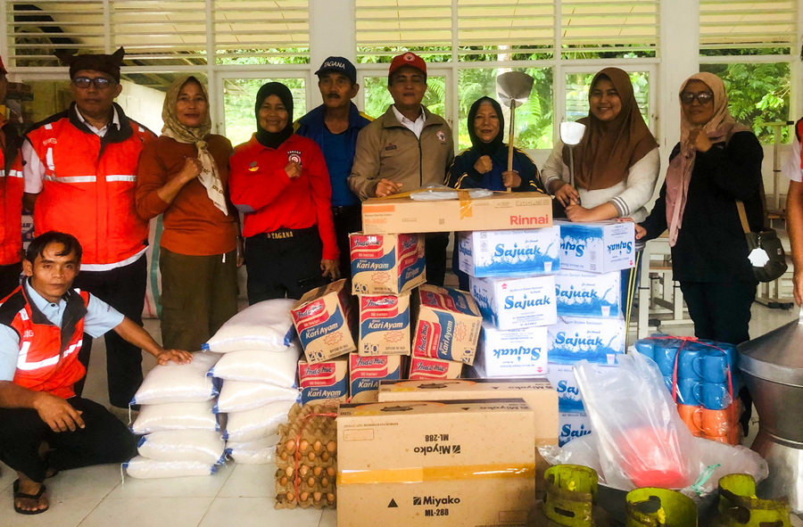 PT Semen Padang menyalurkan bantuan di Batu Busuak, Kecamatan Pauh, Kota Padang, Selasa (25/11/2025). Bantuan difokuskan untuk mendukung operasional dapur umum bagi para pengungsi.