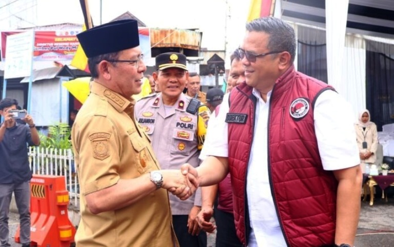 KOMITMEN: Wali Kota Payakumbuh, Zulmaeta, berjabat tangan dengan Direktur Reserse Narkoba Polda Sumatera Barat, Kombes Pol. Wedy Mahadi,  simbol komitmen bersama dalam Program Kampung Bebas Narkoba.