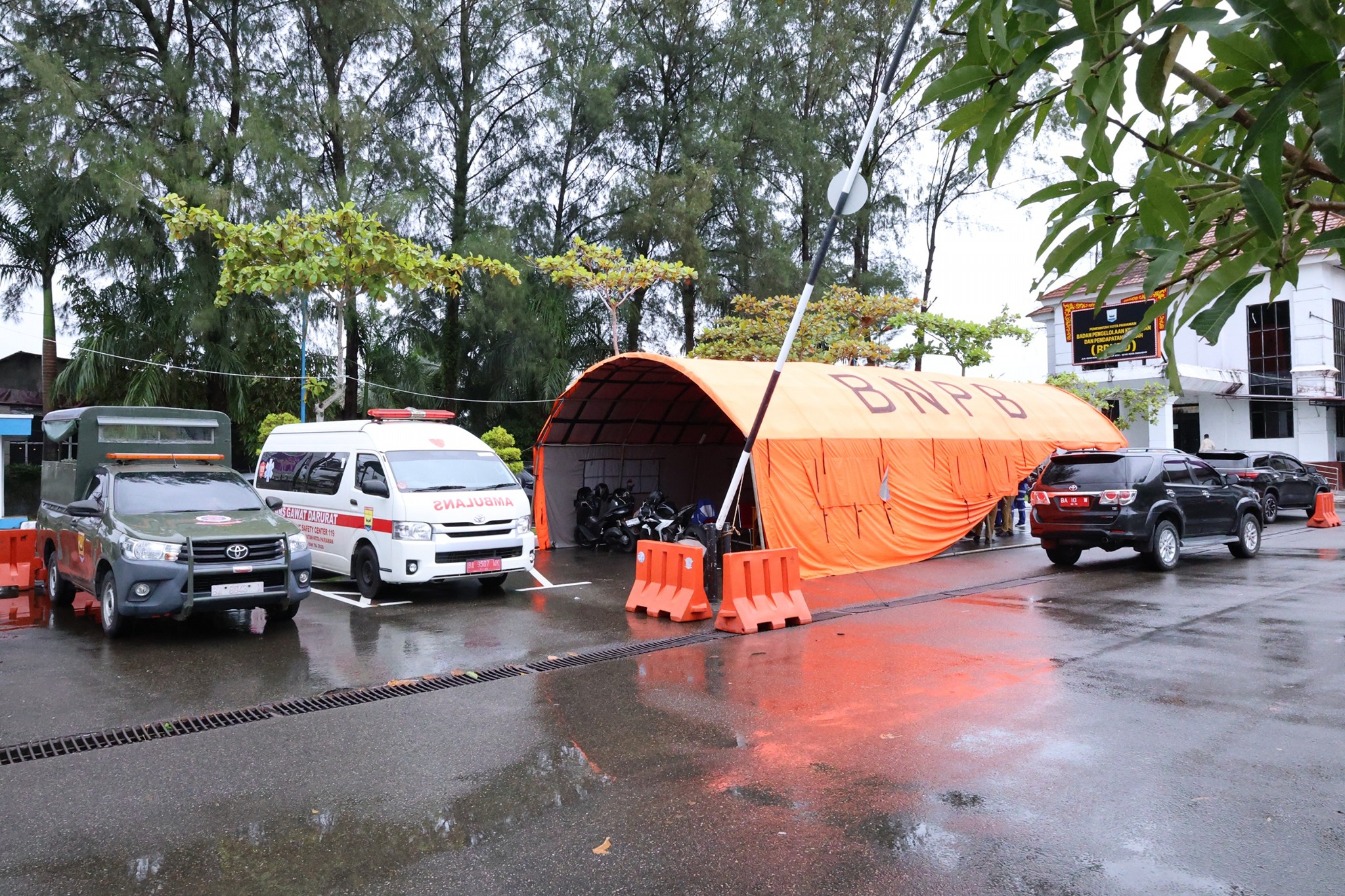 Pemerintah Kota Pariaman melalui BPBD mendirikan posko darurat bencana di Balai Kota Pariaman.
