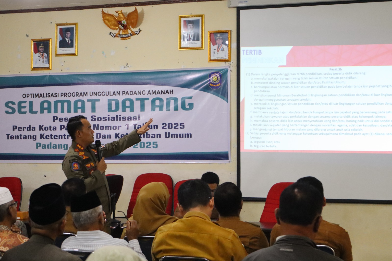 Kepala Satpol PP Kota Padang, Chandra Eka Putra, memberikan pemaparan dalam sosialisasi Perda No 1 Tahun 2025 di Kantor Camat Lubukkilangan, Selasa (25/11/2025).
