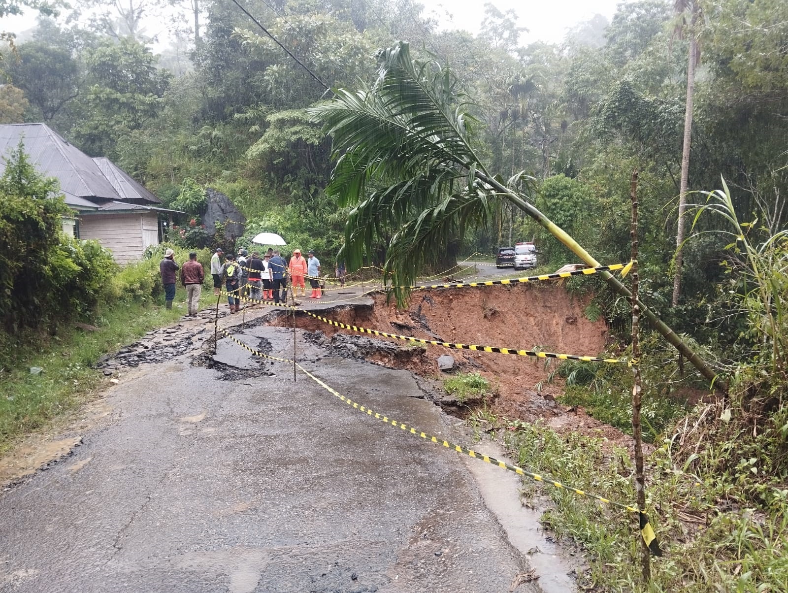 PUTUS TOTAL: Jalan provinsi jalur Sicincin&ndash; Malalak&ndash;Balingka (Simaka) terban di Pahambatan, Balingka, Ampekkoto, Agam, Senin (24/11) sore. Akibatnya, akses Padang- Bukittinggi via Malalak lumpuh.