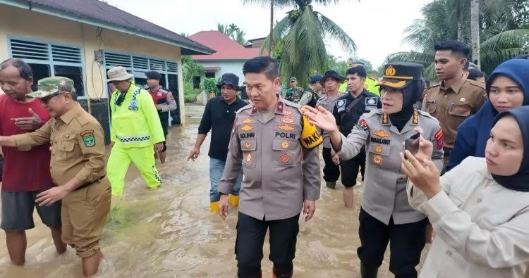 GERAK CEPAT:Wakapolda Sumbar Brigjen Pol Solihin CSPHR meninjau banjir di Nagari Kampuang Galapuang, Ulakan Tapakis, didampingi jajaran Polda Sumbar dan Bupati Padangpariaman Jon Kenedi Aziz.