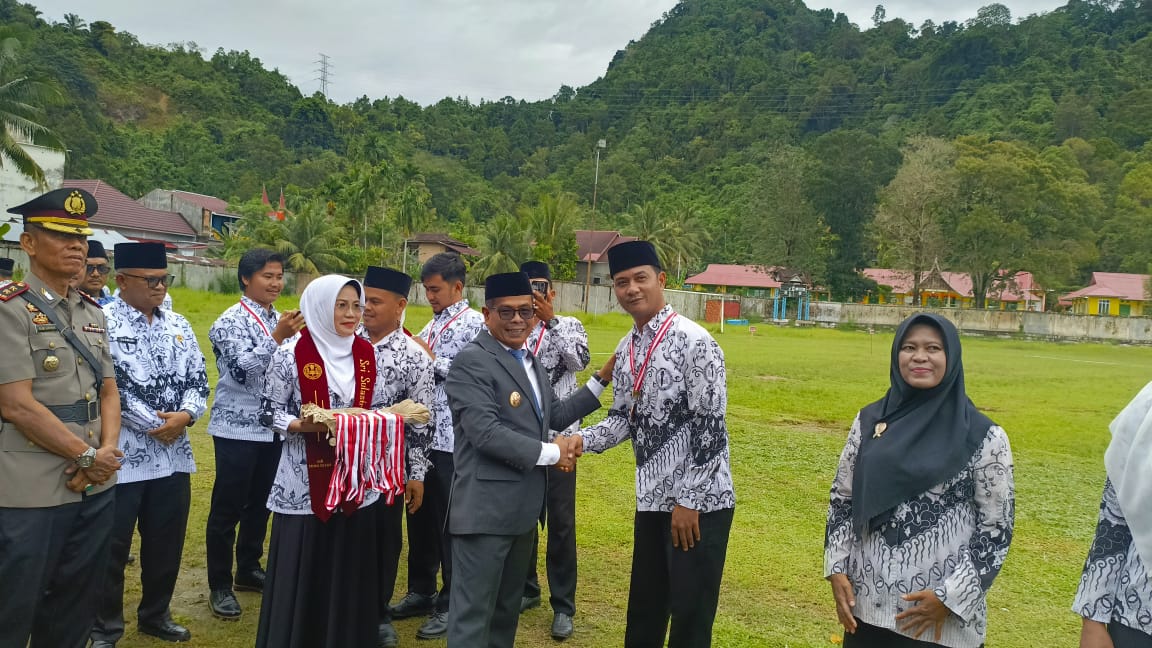 Wakil Bupati Pessel, Risnaldi Ibrahim, saat menyerahkan penghargaan kepada salah seorang guru berprestasi. (Dok Kominfo)