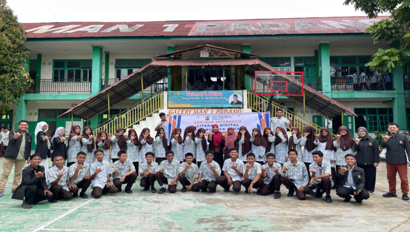 Mahasiswa Magister Ilmu Komunikasi Unand dan siswa MAN 1 Kota Padang berfoto bersama setelah membahas strategi digitalisasi budaya Minangkabau dalam seminar literasi digital, Rabu (12/11/2025).