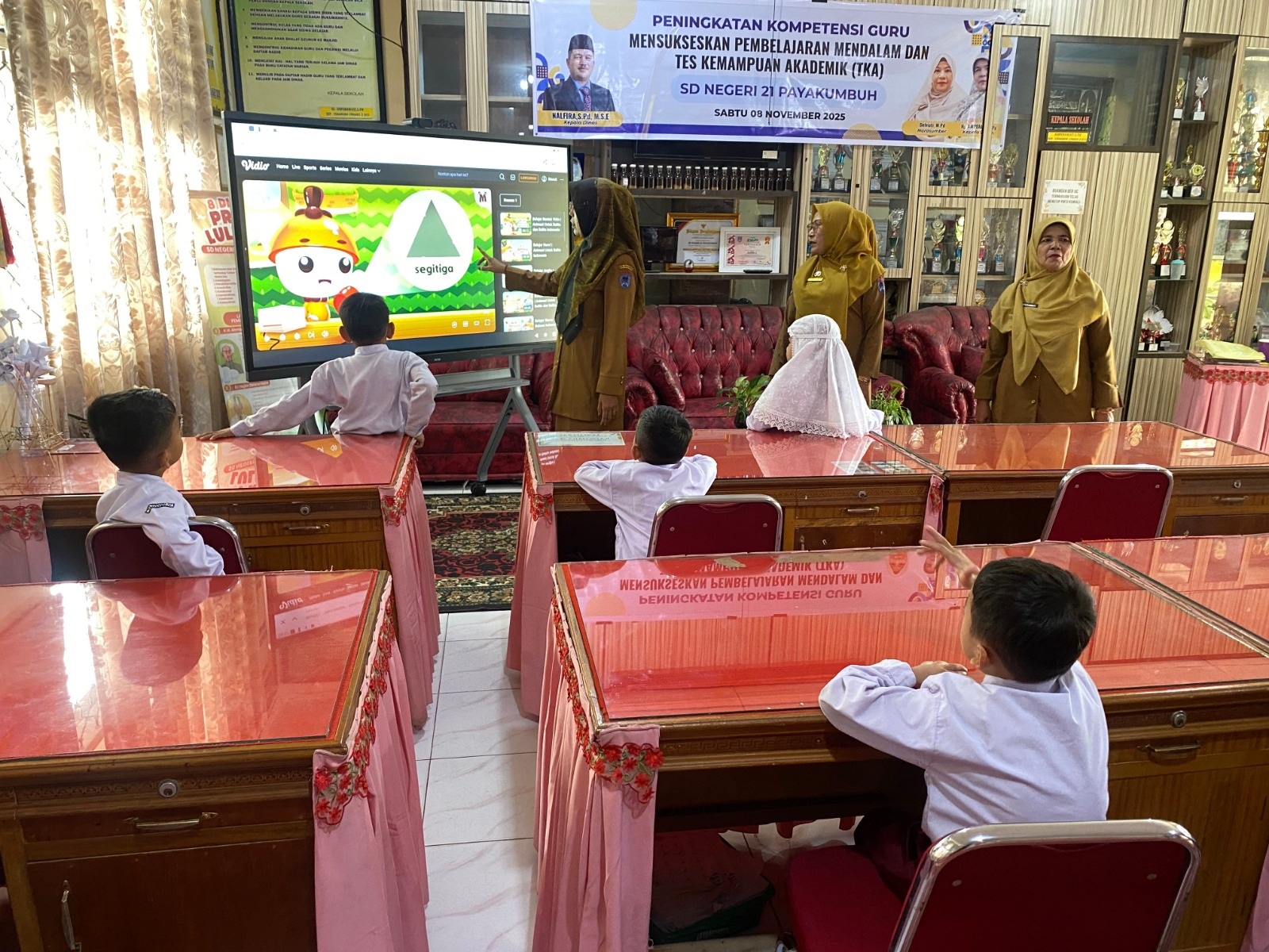 PERKENALAN: Kepala Sekolah SDN 21 Payakumbuh, Amperawati, menunjukkan papan panel smart TV yang digunakan guru dan siswa sebagai media pembelajaran digital di sekolah tersebut.