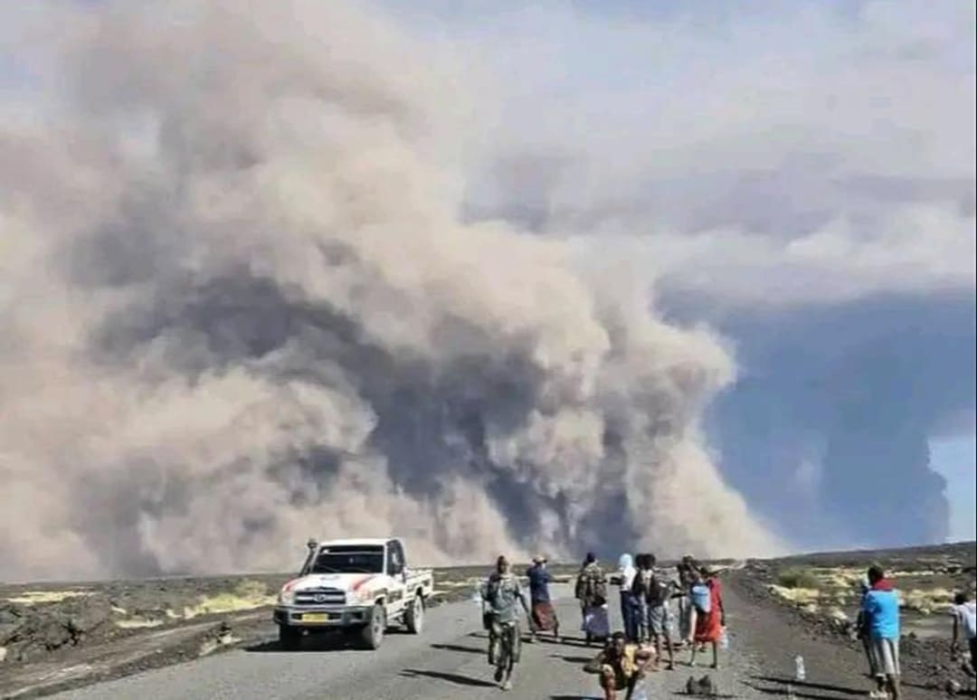 Gunung berapi Hayli Gubbi di wilayah Afar, Ethiopia, meletus pertama  dalam 12.000 tahun, 23 November 2025. (Afar Government Communication Bureau)