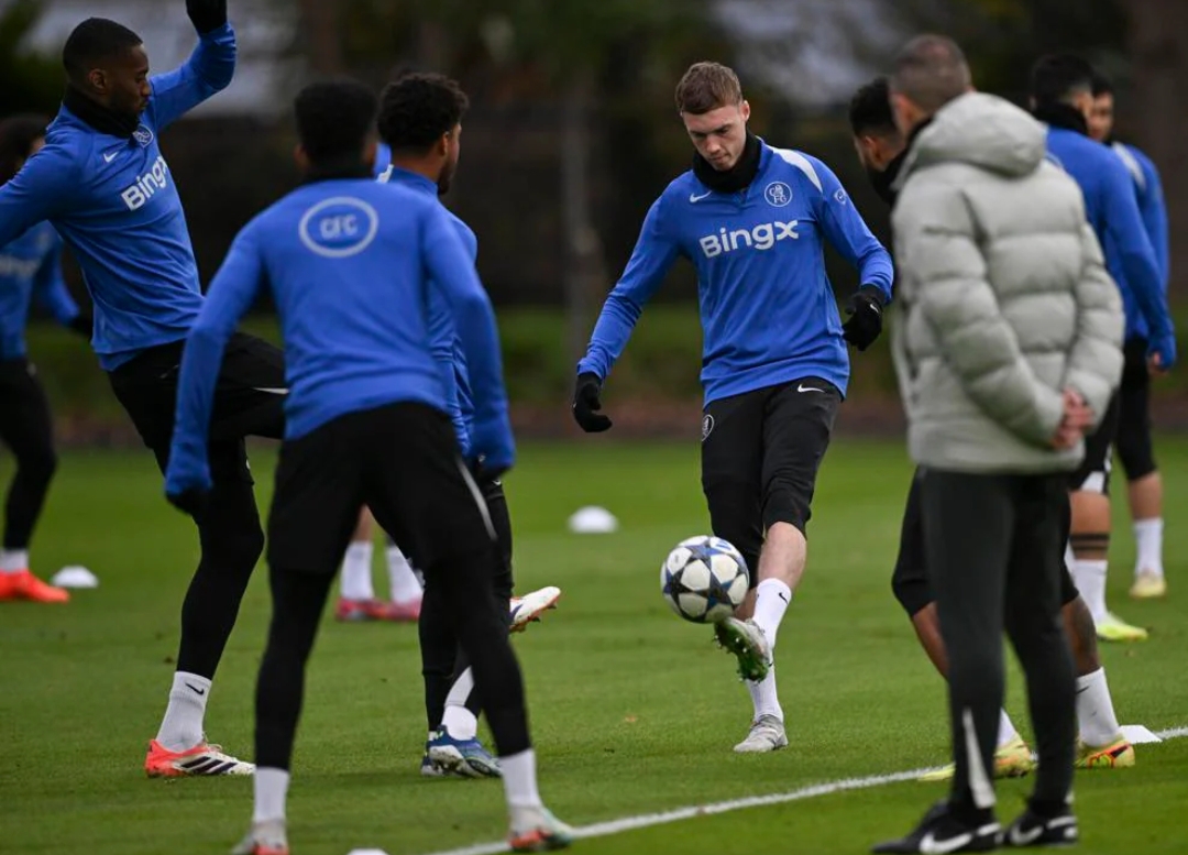 Skuad Chelsea latihan di Stamford Bridge jelang duel Liga Champions lawan Barcelona. (Foto: UEFA.com)