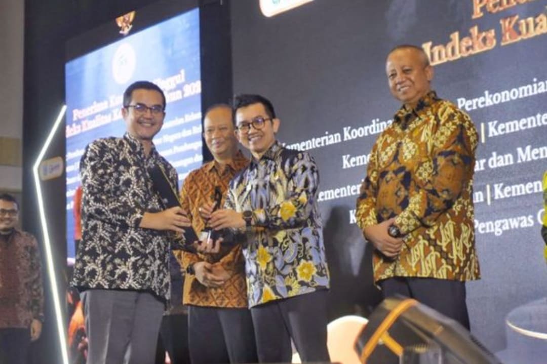 Kepala Pusat Kebijakan Strategis Kementerian Kehutanan, Muh. Ahdiyar Syahrony, menerima IKK Awards 2025 kategori Unggul dari LAN di Surabaya.(Foto: Humas)