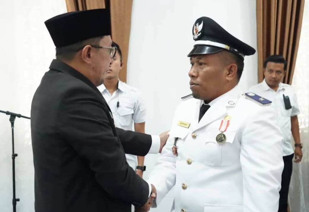 Bupati Eka Putra melantik Destriyanto sebagai Wali Nagari Antar Waktu Nagari Batu Taba, Batipuh Selatan, 26 November 2025.(Foto: Prokopim)